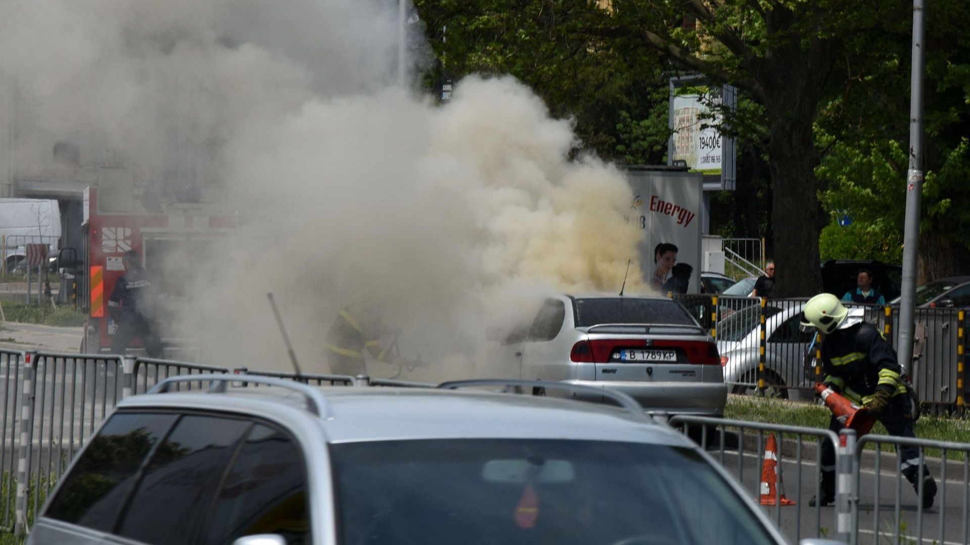 Кола се запали в движение във Варна (снимки)