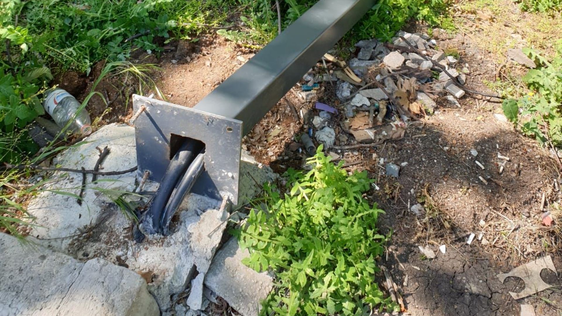 За акт на вандализъм при който е счупена улична общинска