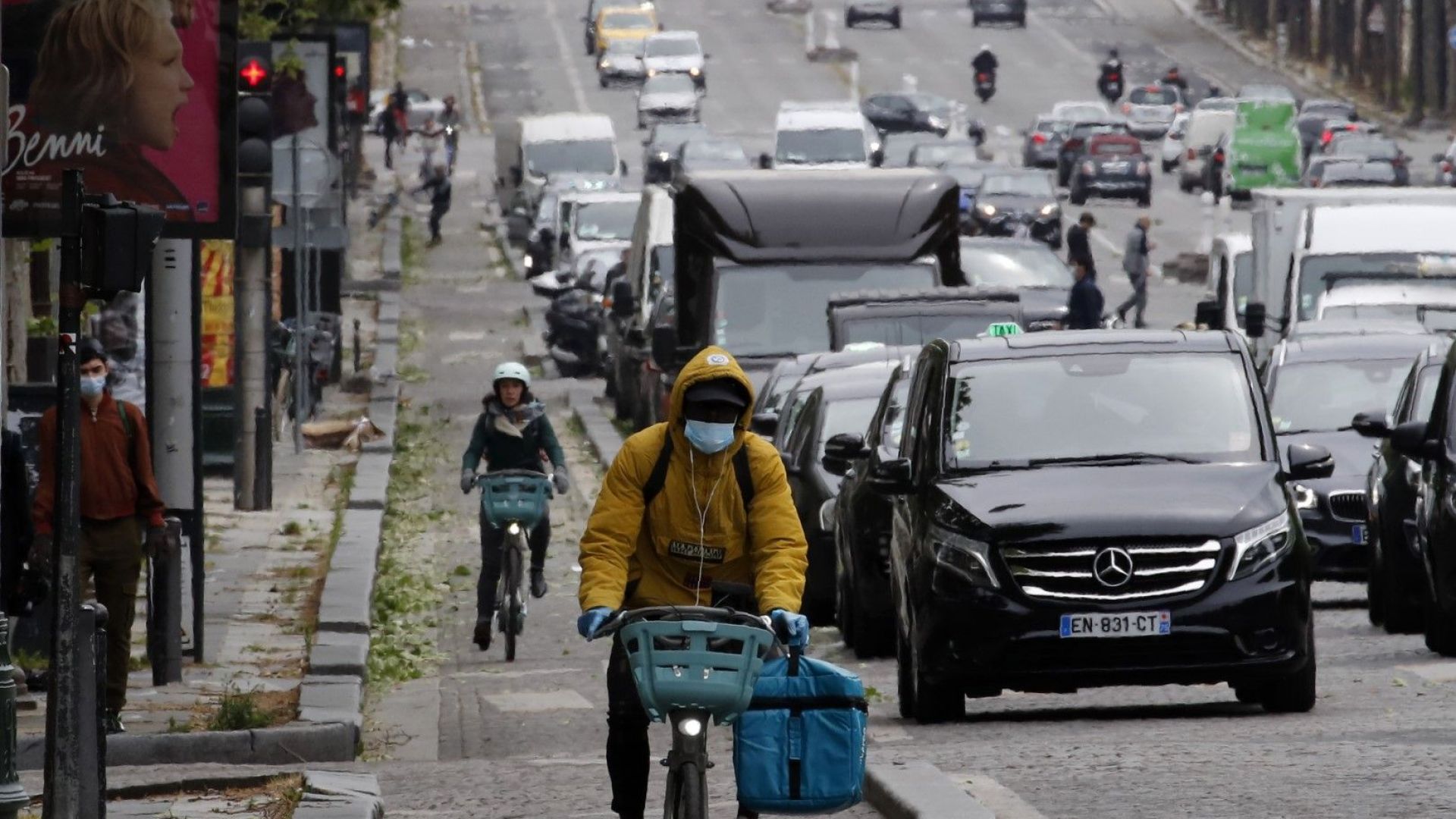 Миризма на сяра в Париж породи безпокойство и много въпроси
