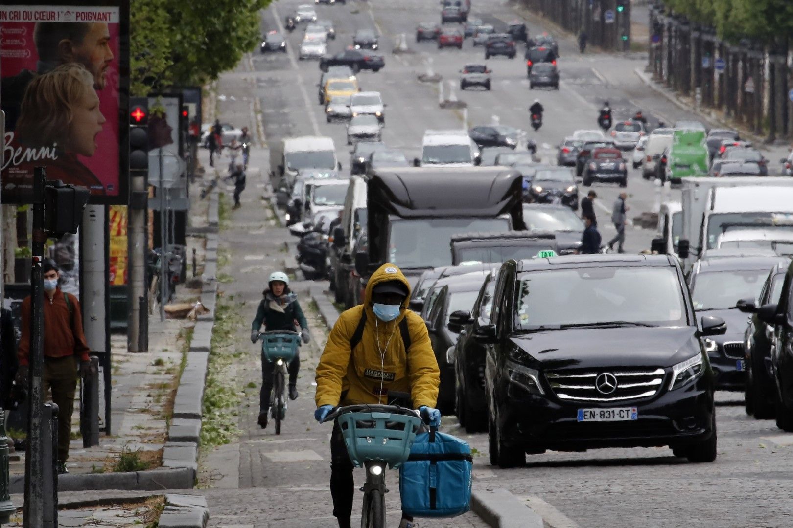 Гражданите на Париж макар и плахо започнаха да излизат от домовете си в условията на пандемия. Бул. "Шанз-Елизе", 11 май
