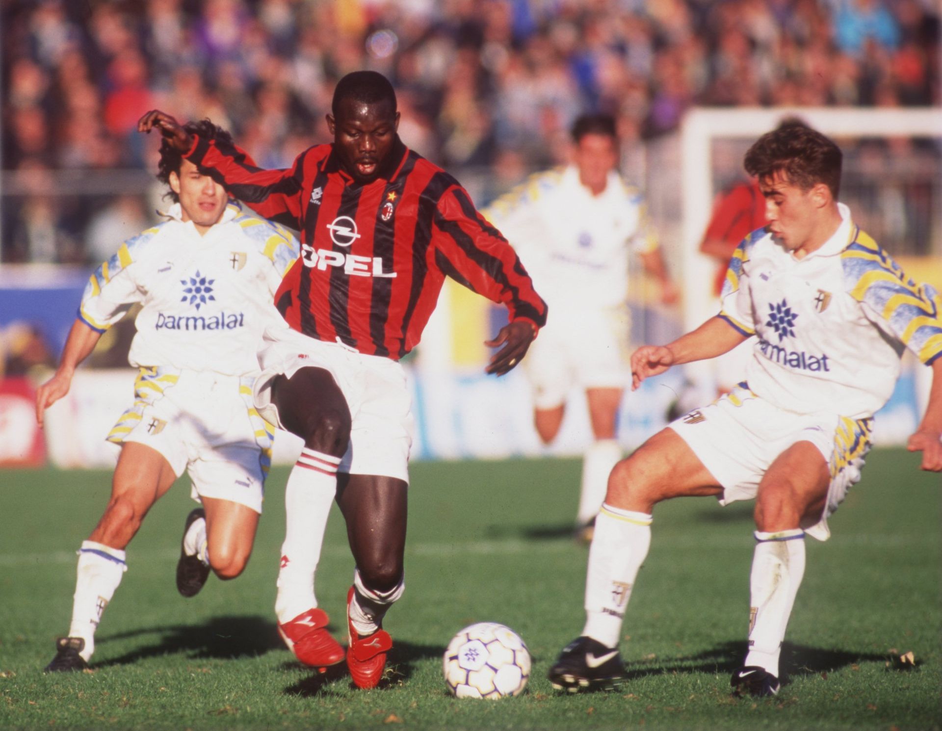 Джордж Уеа по това време мачкаше отбраните в Серия А с екипа на Милан
