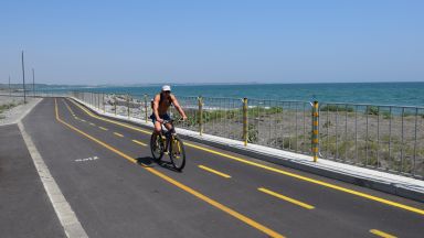 Нови осветителни стълбове ще бъдат поставени по крайбрежната алея в