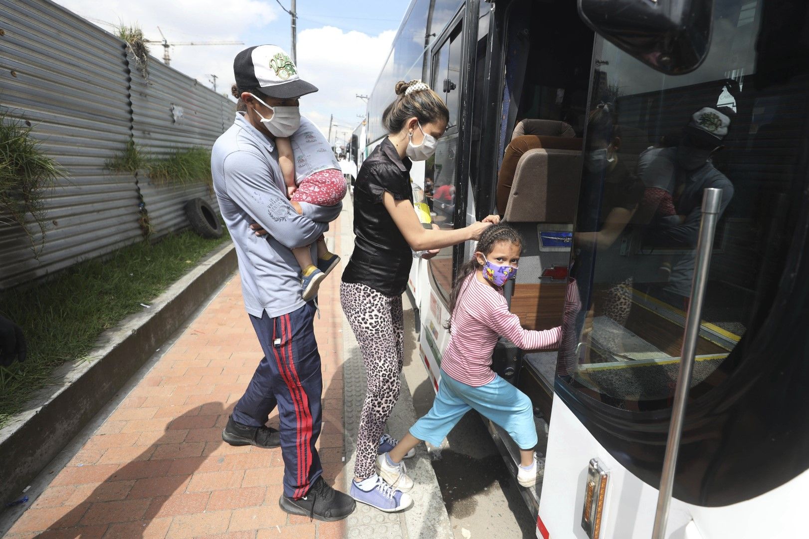 По обратния път към дома. Заради пандемията правителството на Колумбия плати разноските по завръщането в родината на венецуелски мигранти