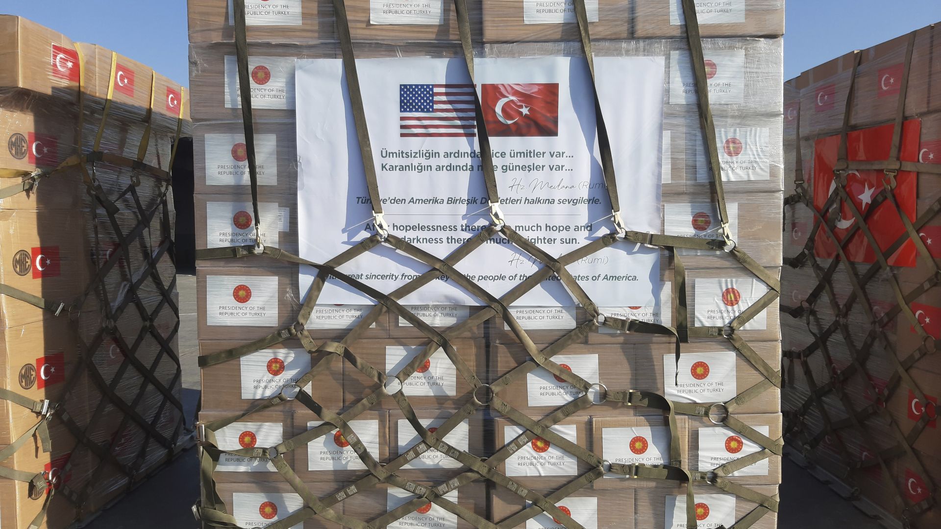 Контейнери с медицинско оборудване с турски знамена и печати на
