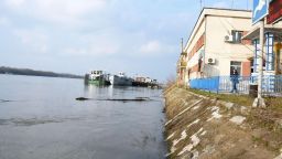 Заради силен вятър спряха пристанищните кранове в Русе