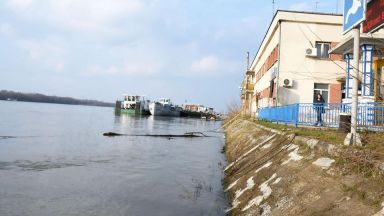 Заради силен вятър спряха пристанищните кранове в Русе
