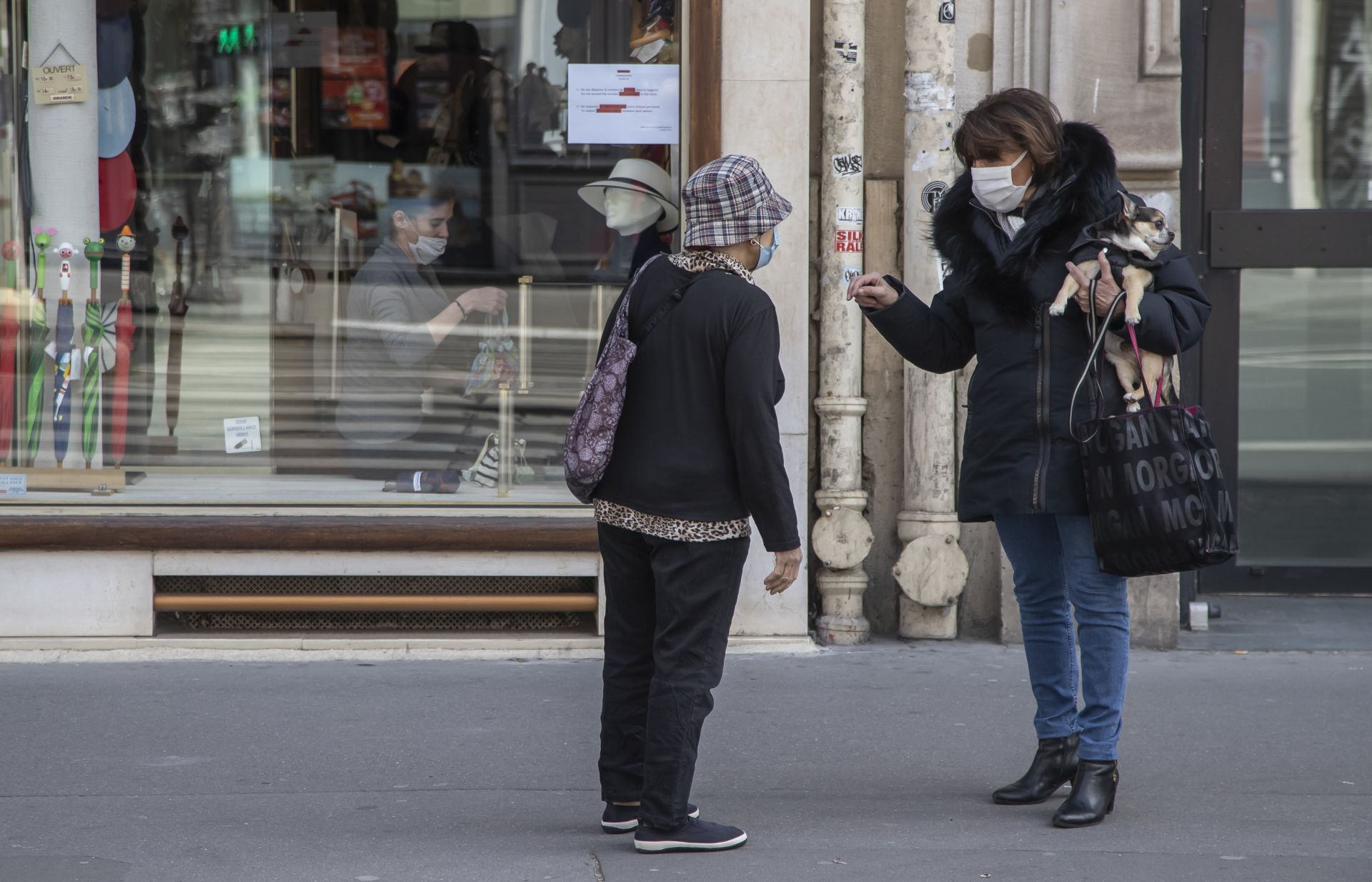 Парижани излязоха предпазливо навън вчера след осем седмици изолация