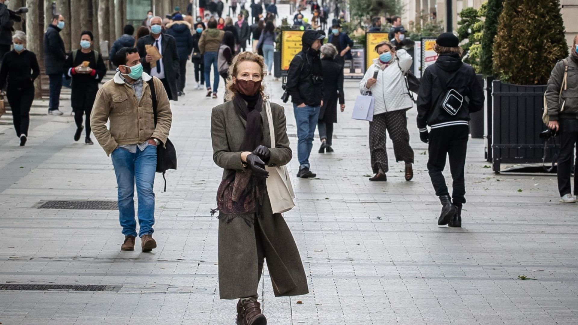 Стрес мълчание но и усмивки зад маските Парижани излязоха предпазливо