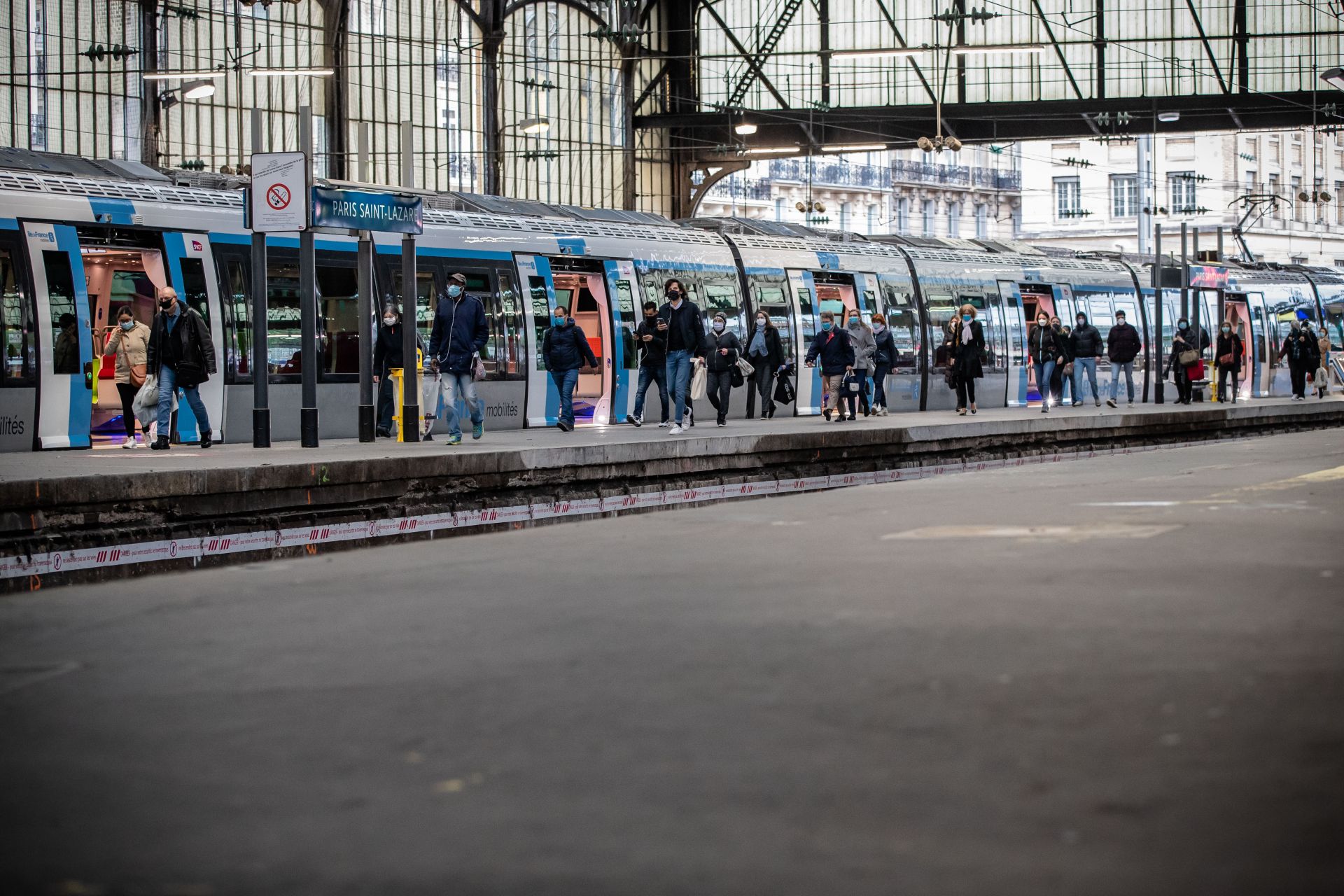  Пътниците пристигат на жп гарата Сент Луииз в Париж