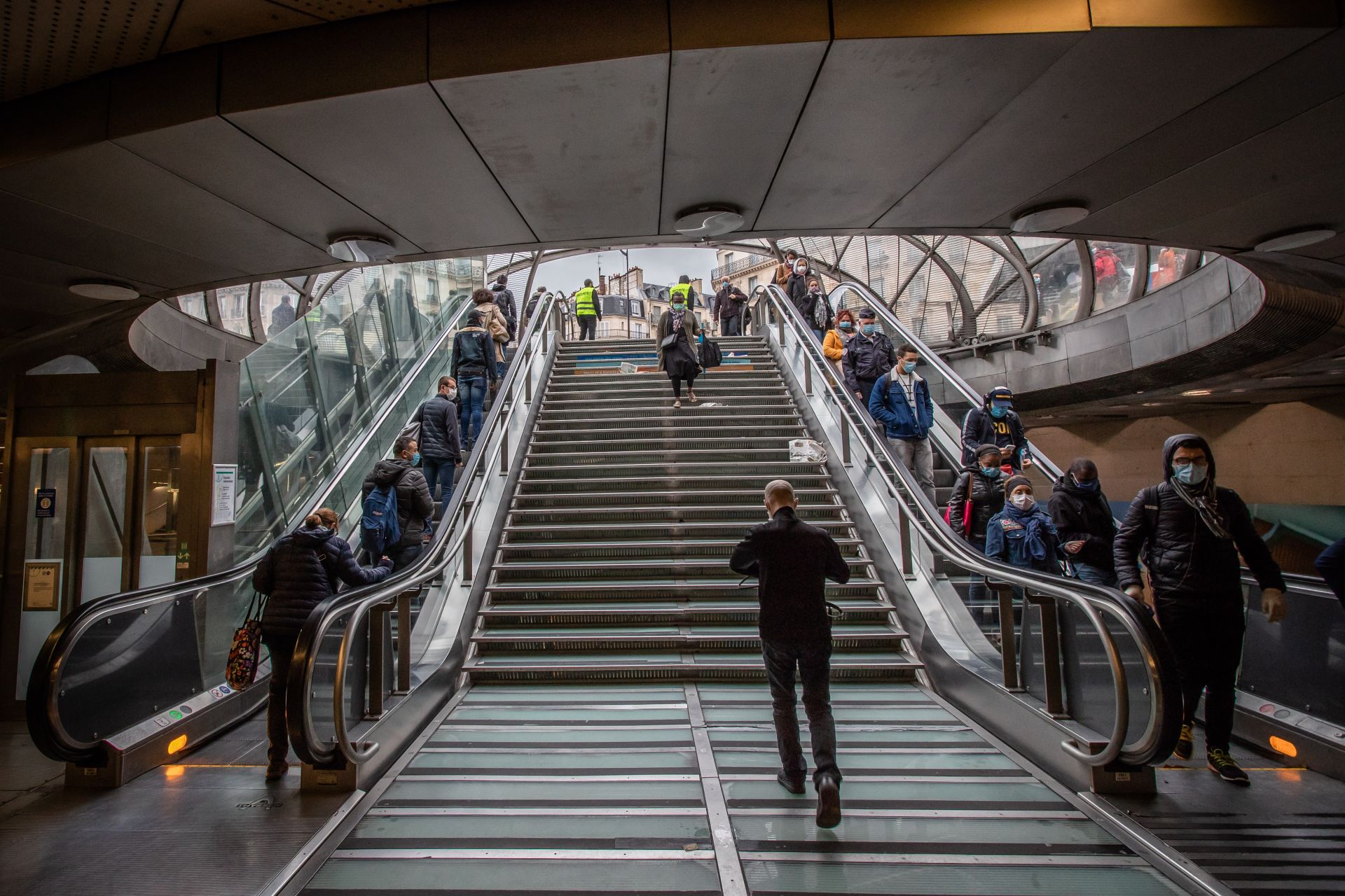 Пътници излизат от метрото в Париж