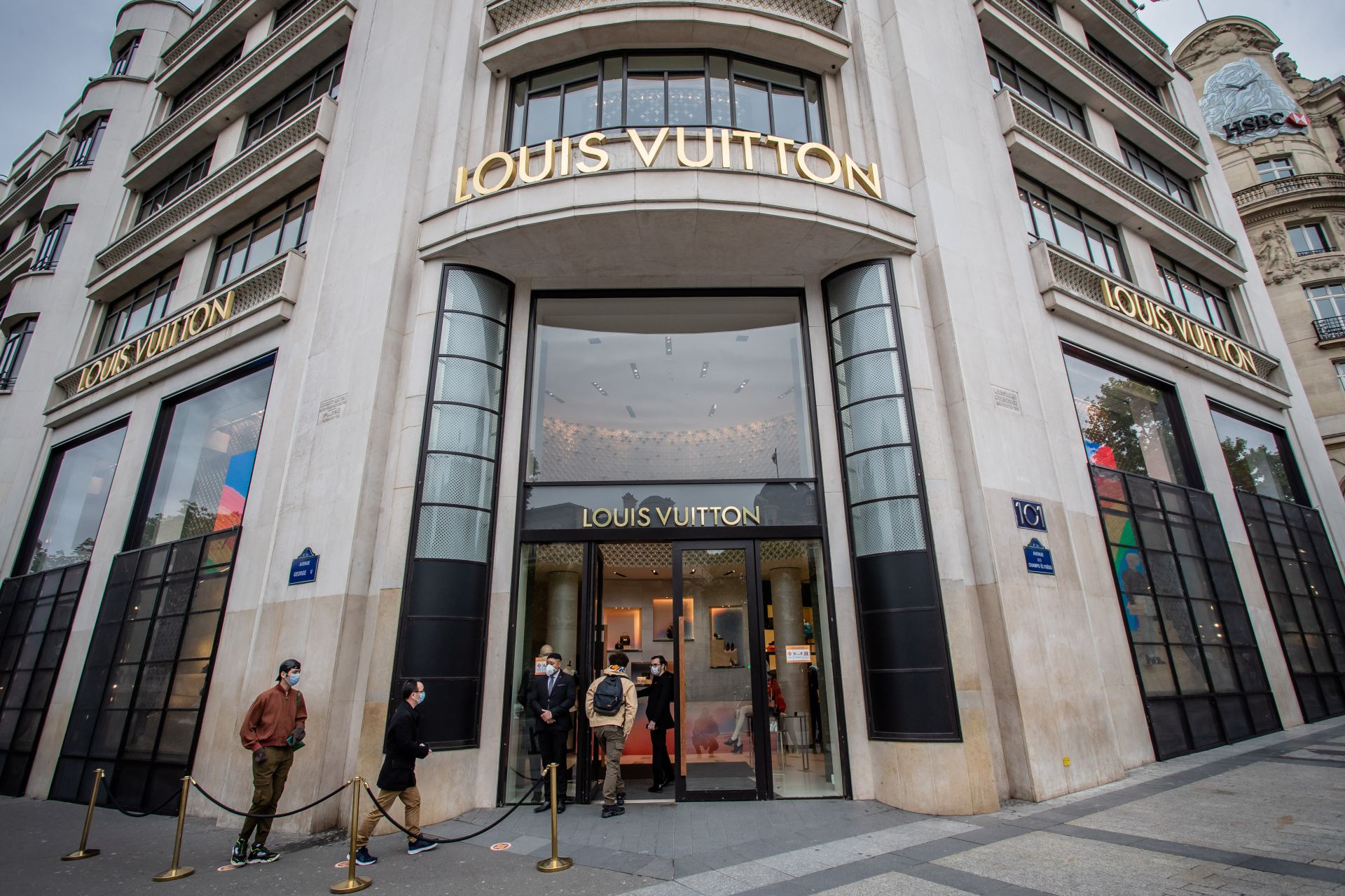 Клиентите чакат да влязат в магазин на "Луи Вюитон" на "Шан-з-Елизе" в Париж