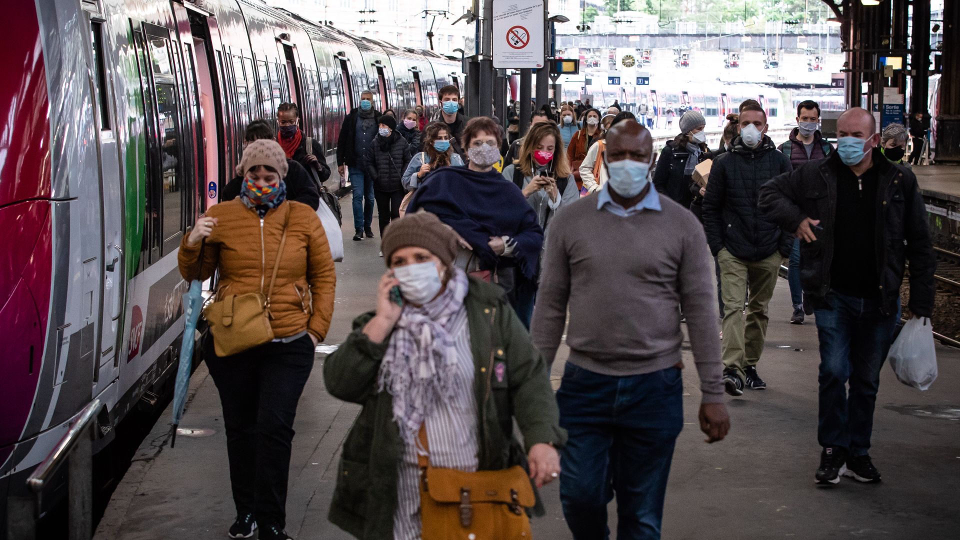 Франция драстично увеличи глобите за хвърляне на предпазна маска както