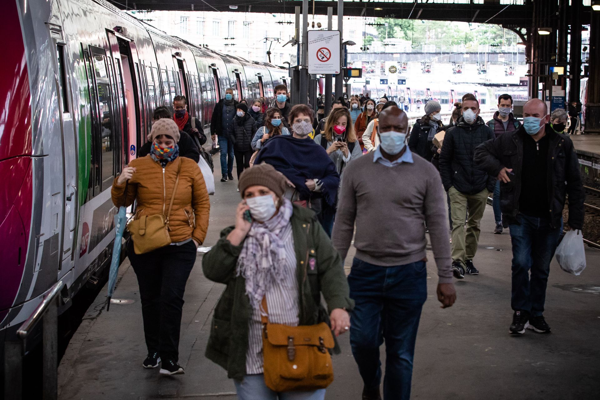 Повечето пътници в метрото, с много малко изключения, носят маска, която сега е задължителна в обществения транспорт