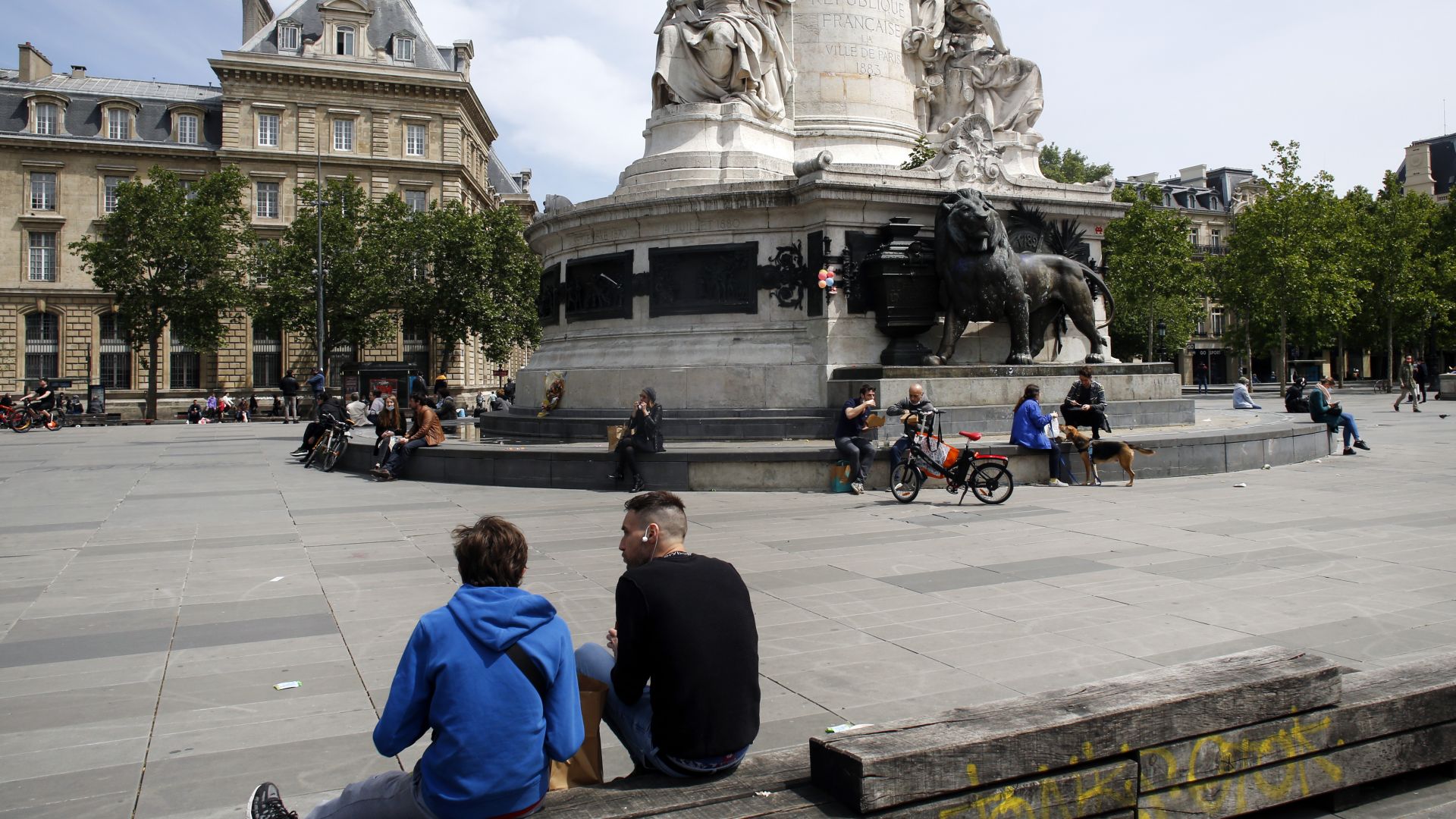 Маските задължителни в Париж, Франция регистрира рекорден брой случаи