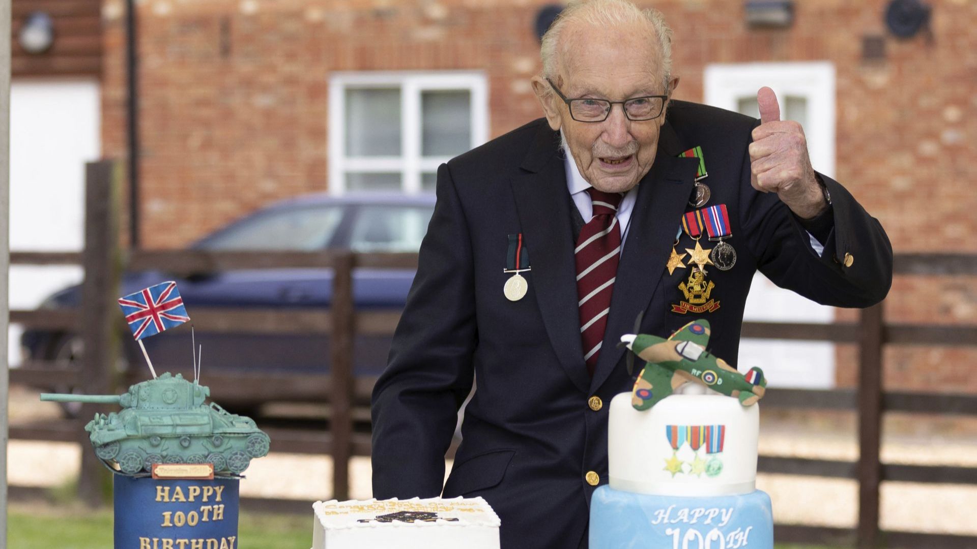 Лондон почете с древна церемония 100-годишния ветеран Том Мур, който събра £40 млн. (снимки, видео)