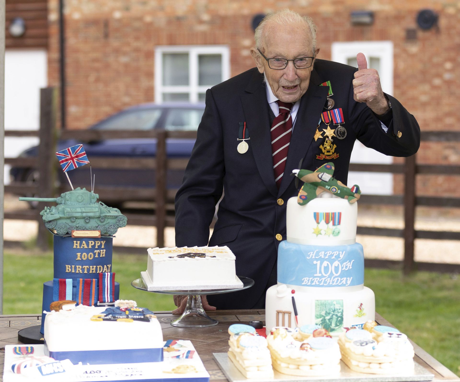 Том Кук навърши 100 години на 30 април и отпразнува юбилея си тържествено