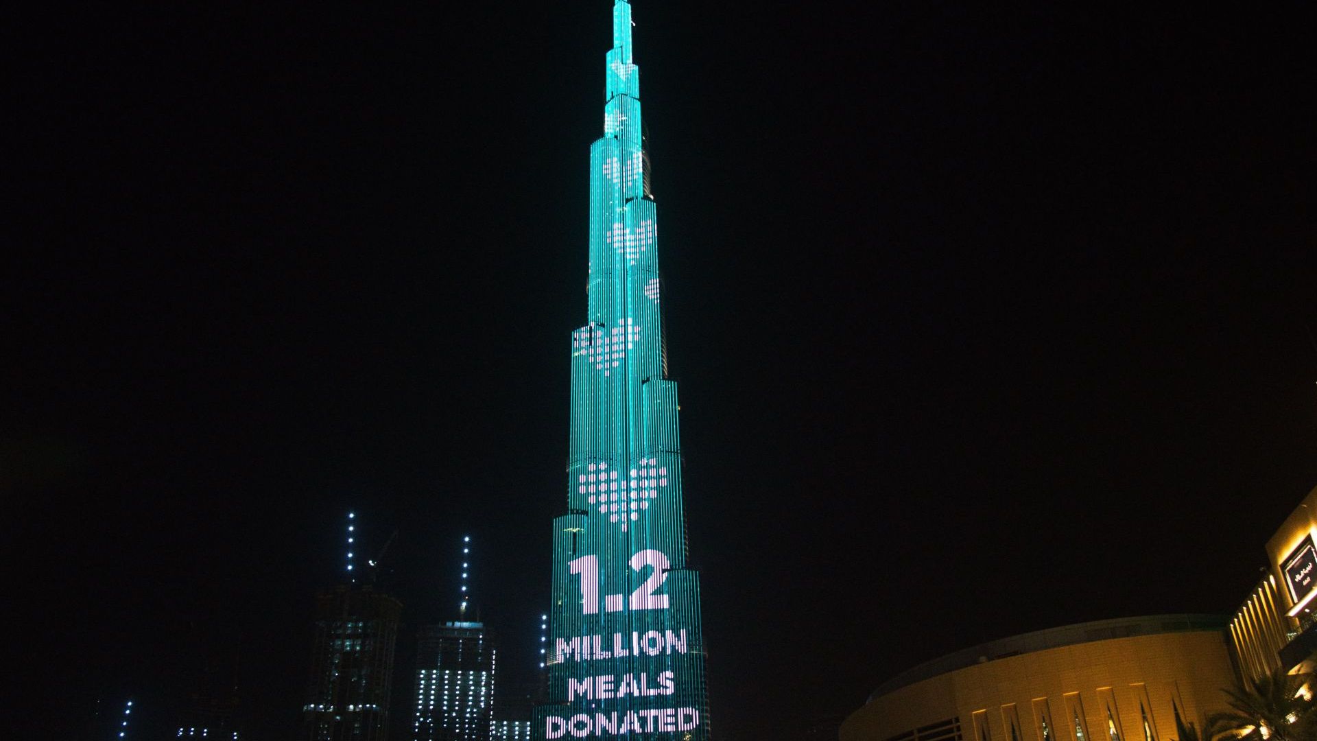 Най високата сграда в света 828 метровата Бурдж Халифа в Дубай