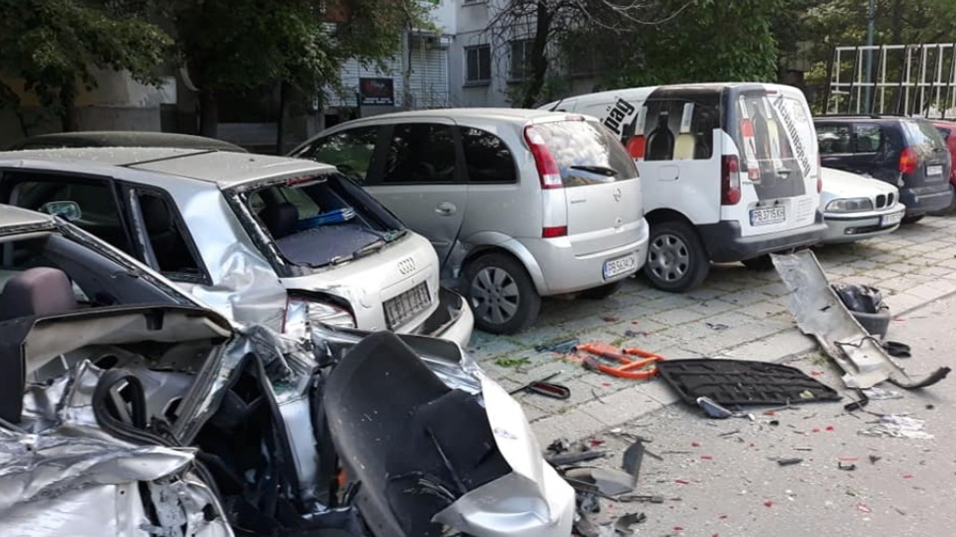 21-годишен пиян шофьор помля 5 паркирани коли в Пловдив (снимки)