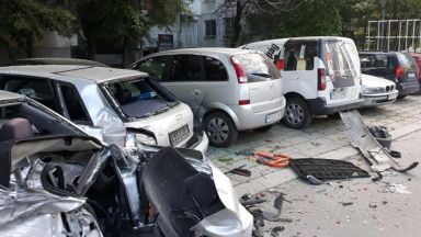  21-годишен пийнал водач помля 5 паркирани коли в Пловдив (снимки) 