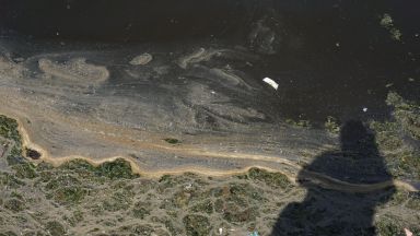 Установено е замърсяване в района на аварията във Варненското езеро