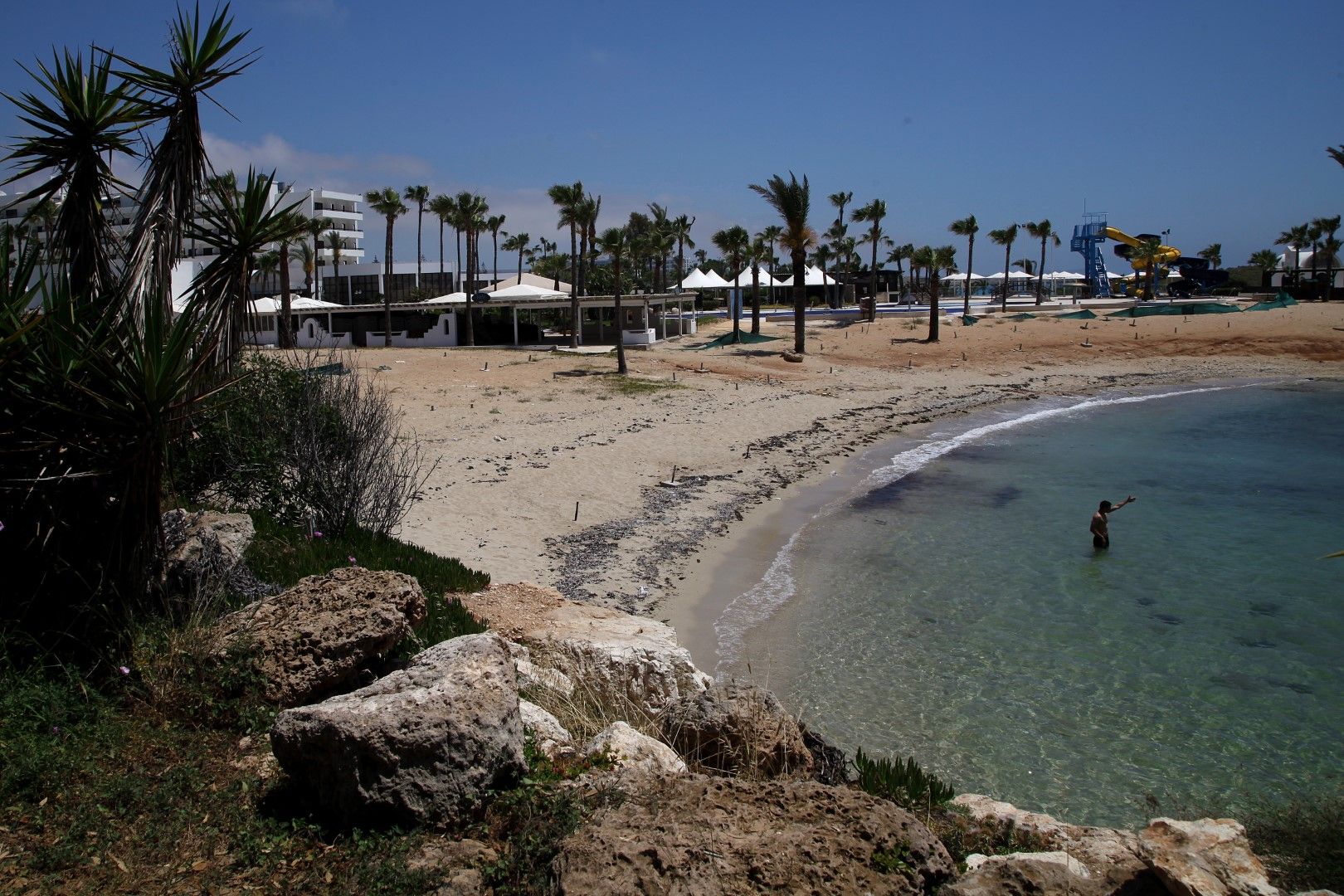 Ще се напълни ли известният в Европа и отвъд нея плаж "Адамс" в кипърския курорт Агия Напа? Снимката е от 10 май