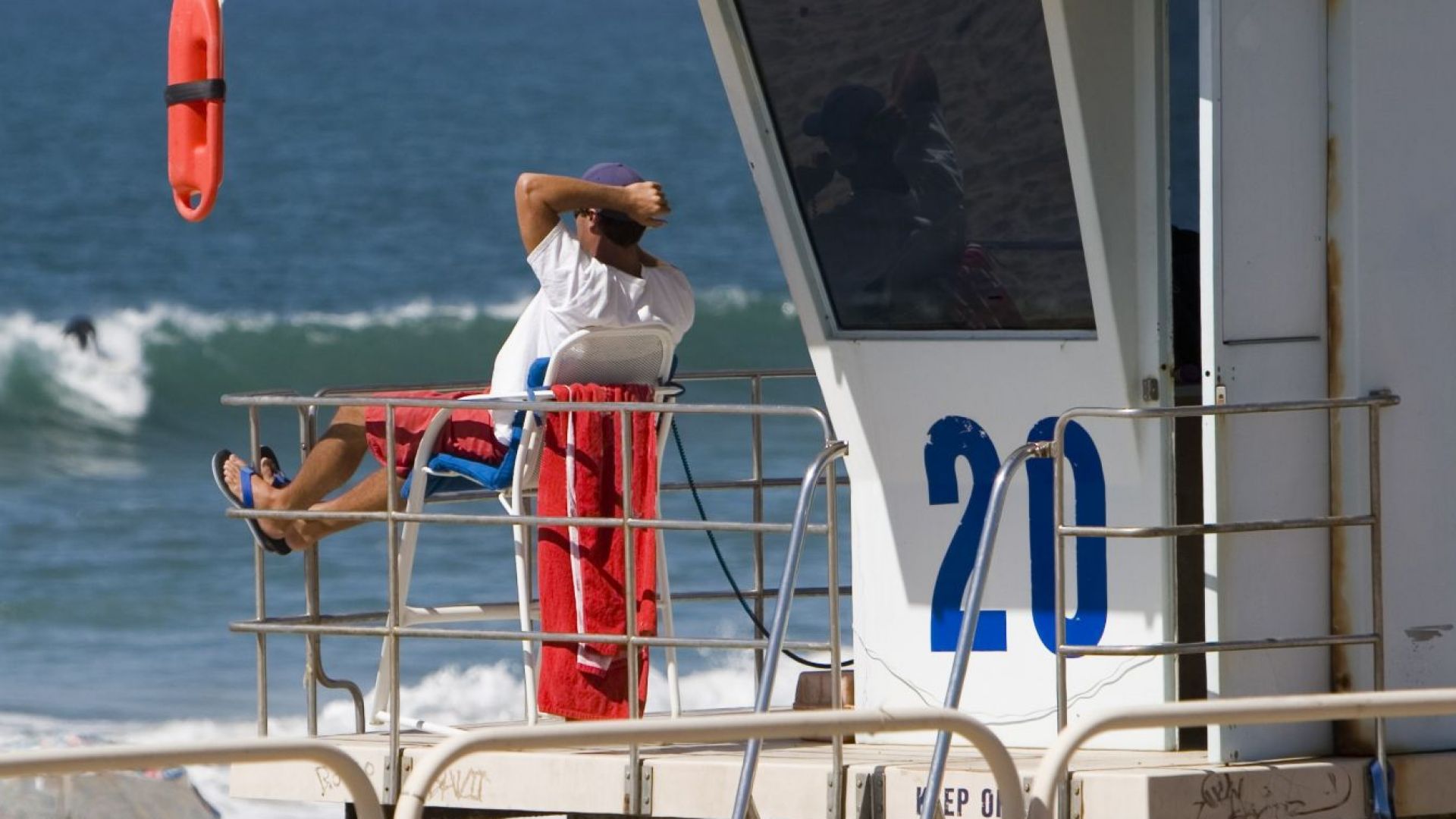 Поставянето на спасителните постове на морските плажове намиращи се извън