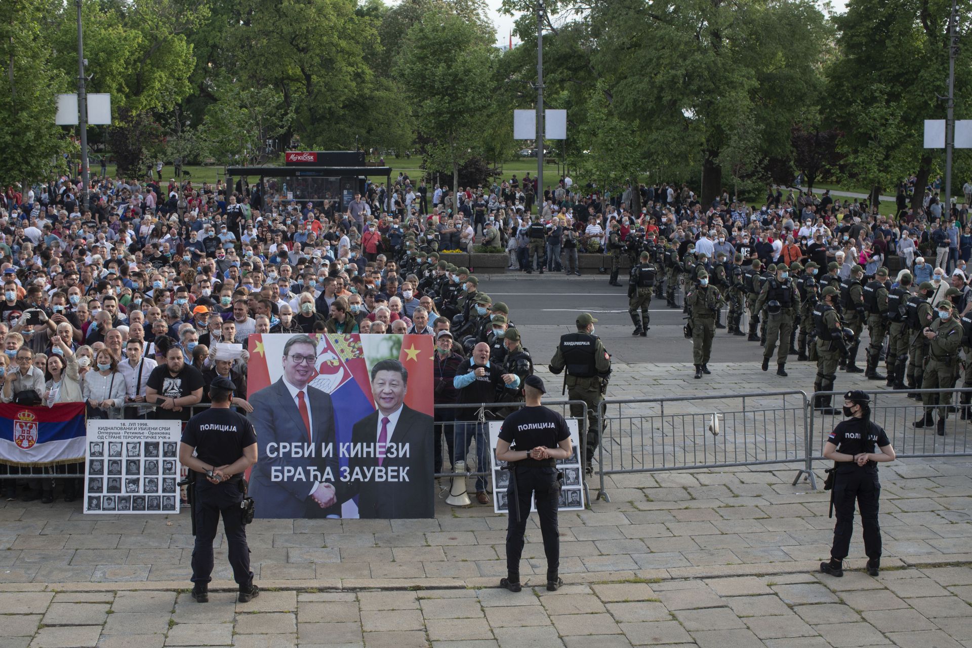 Организирането на протест и контрапротест с гладна стачка е един сегмент от неблагоприятната политическа картина в Сърбия