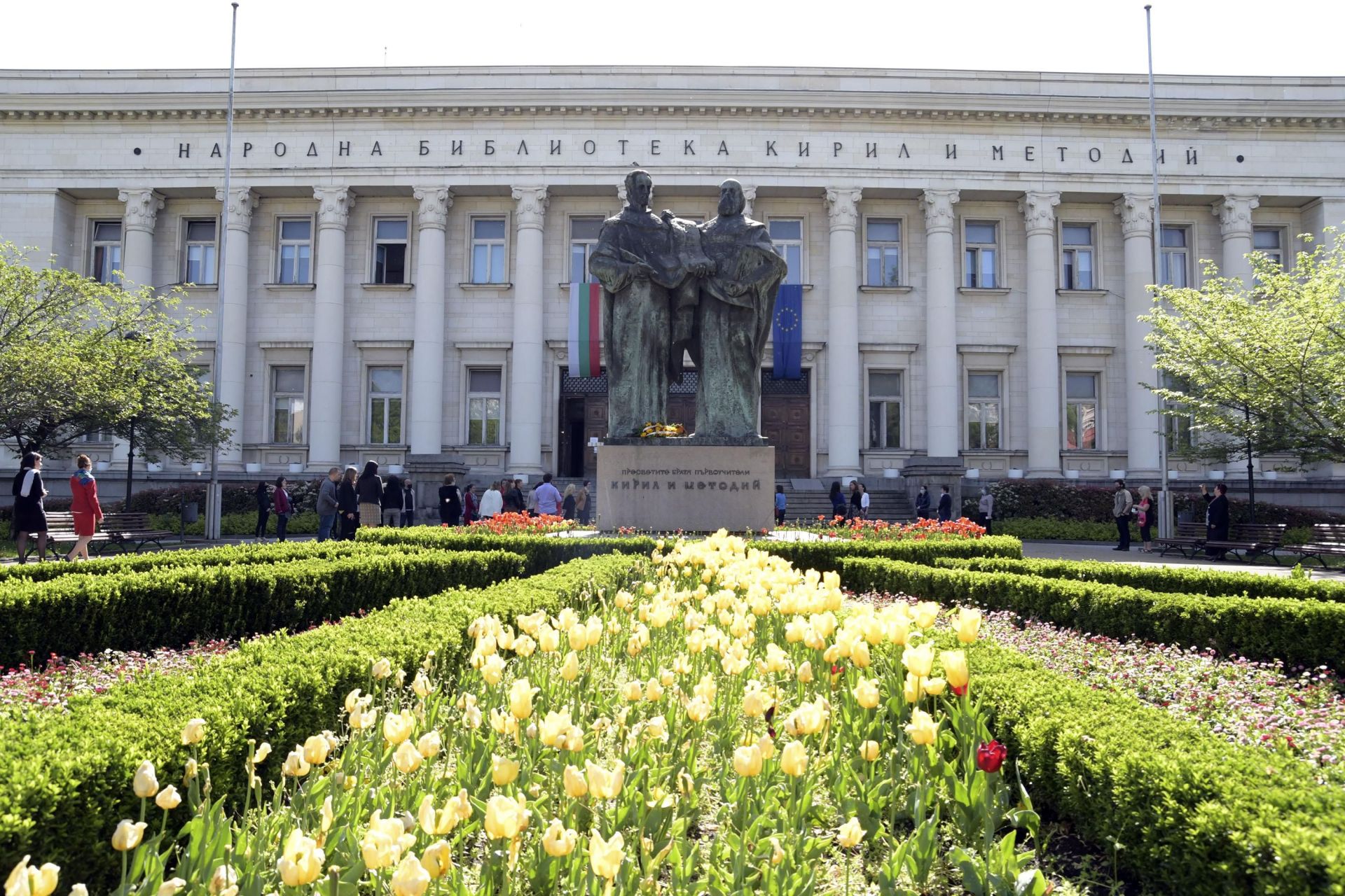 На този ден много хора поднасят цветя пред паметника на светите братя Кирил и Методий пред Националната библиотека "Св. св. Кирил и Методий"