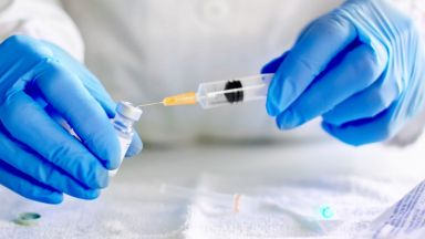 Започна най-мащабното в света изследване на ваксина срещу Covid-19