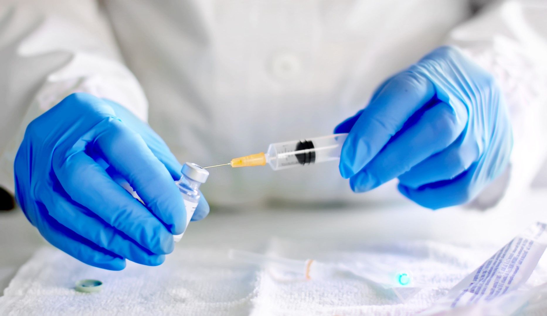 Около 100 са потенциалните ваксини, но те са на различен етап на производство и тестване. Само няколко производители вече провеждат клинични изпитания