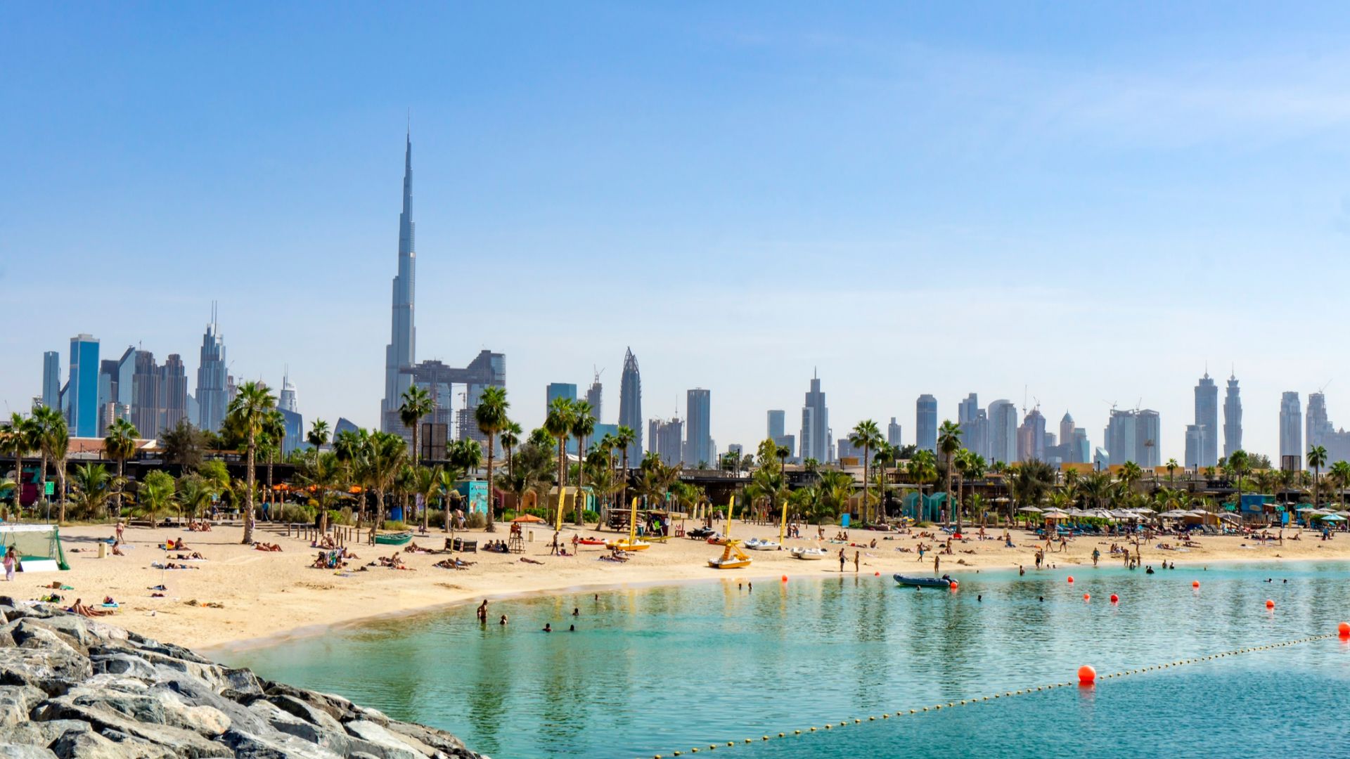 Дубай отваря плажове и обществените паркове