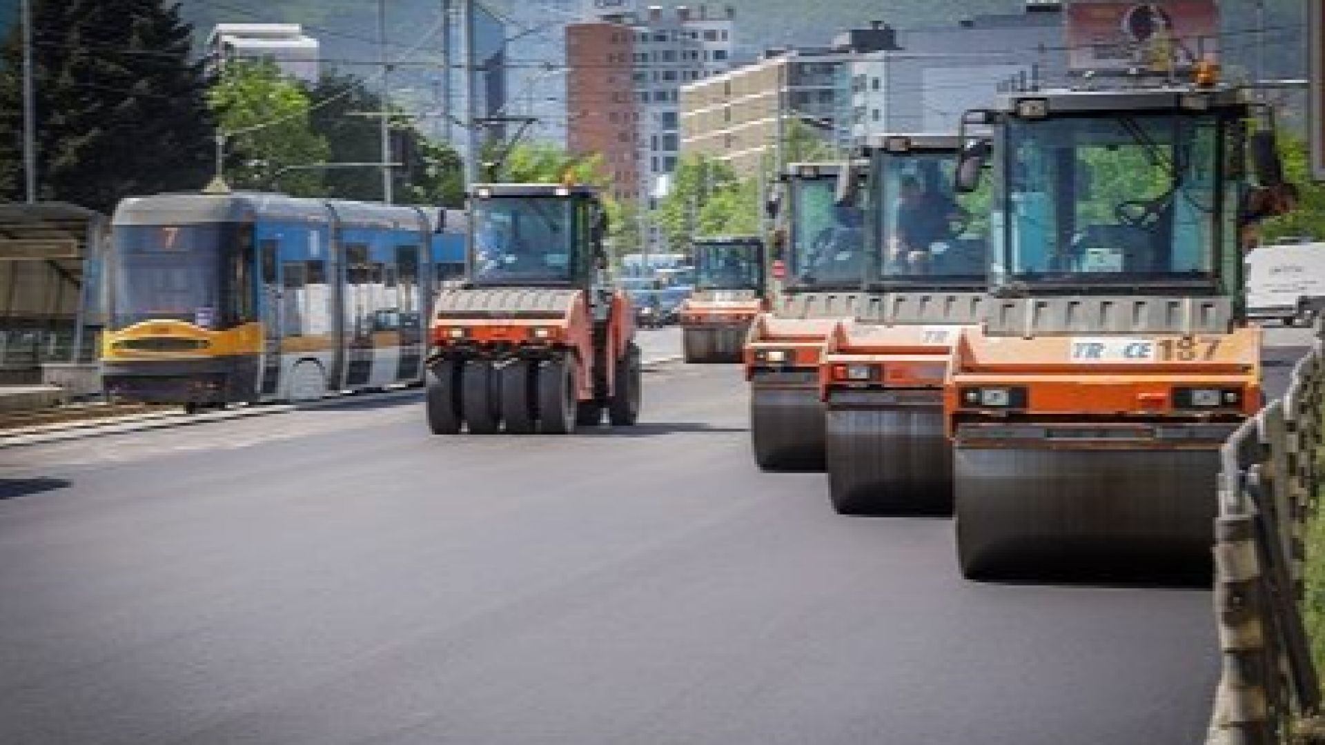 Столичният кмет Йорданка Фандъкова разгледа как върви ремонта на бул