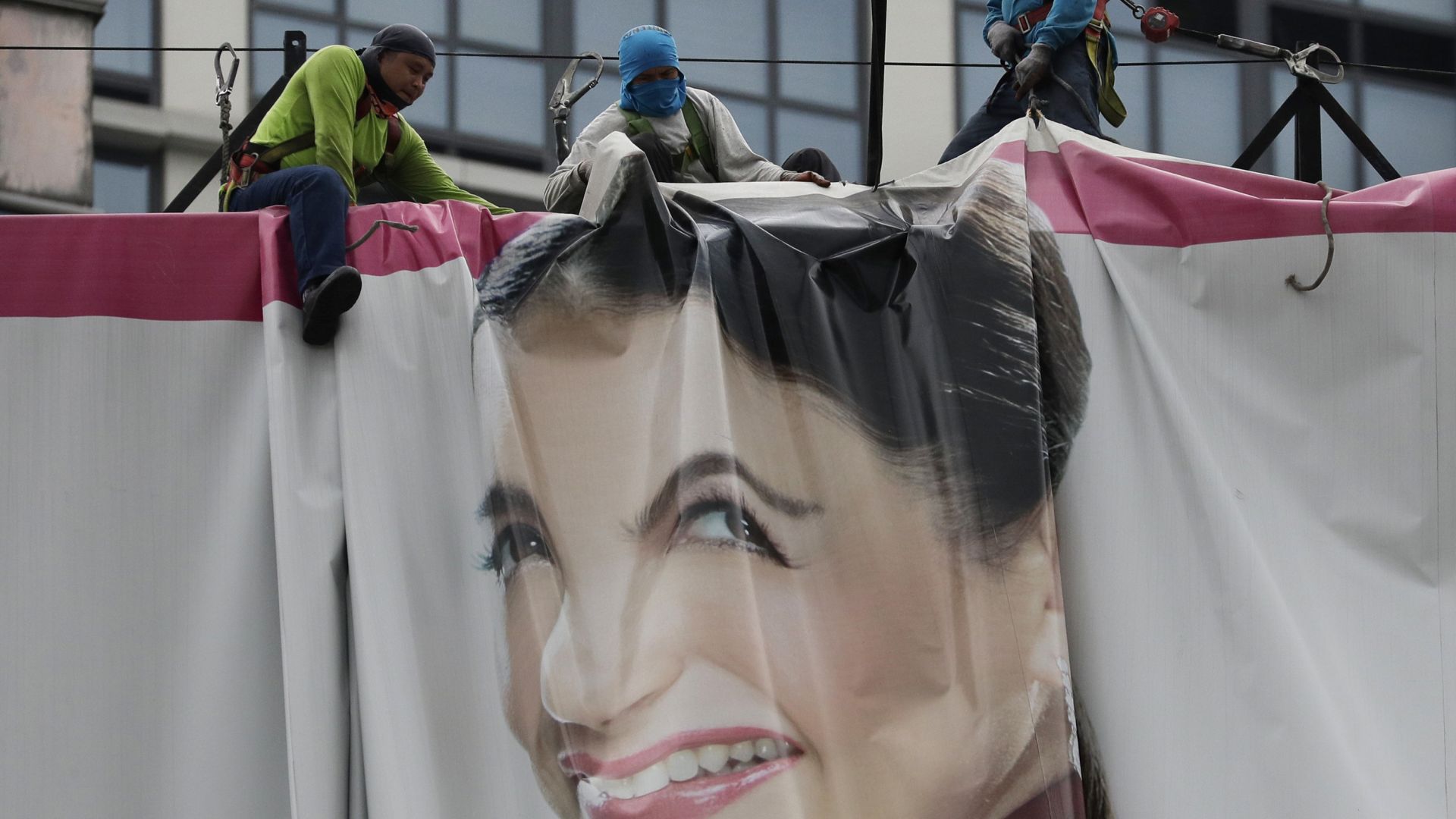 Мощен тайфун връхлетя днес Източните Филипини и се наложи властите