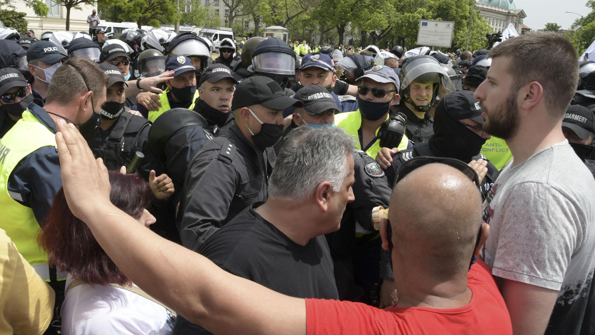 Сблъсъци пред Народното събрание между протестиращи и полицаи (снимки)