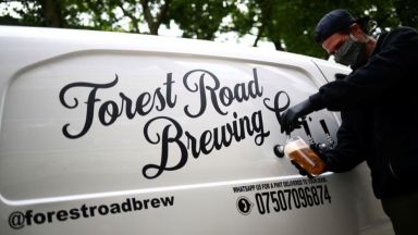 Пъб на колела доставя халби бира и широки усмивки до жители на Лондон