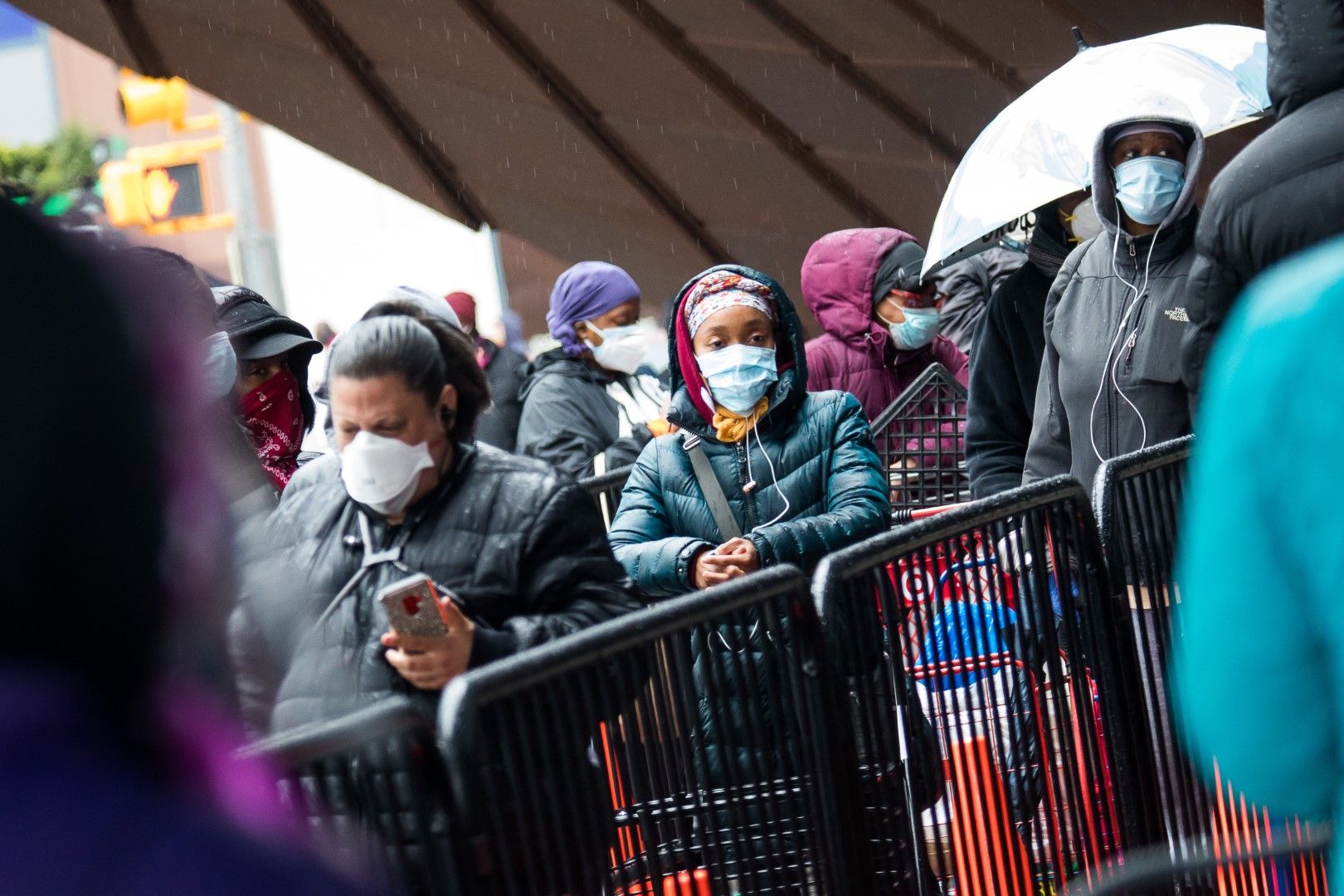 Хора се редят на опашка пред хранителна банка в Ню Йорк