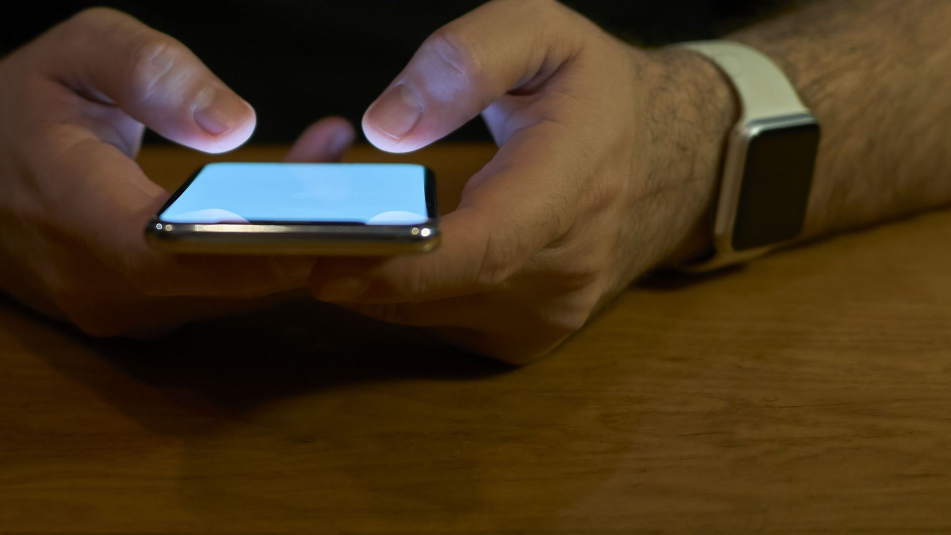 Укриващият се в Дубай бизнесмен Васил Божков публикува два чата