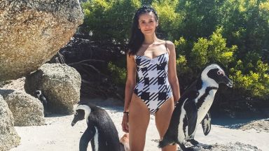 Нина Добрев на черно-бяла вълна с пингвините