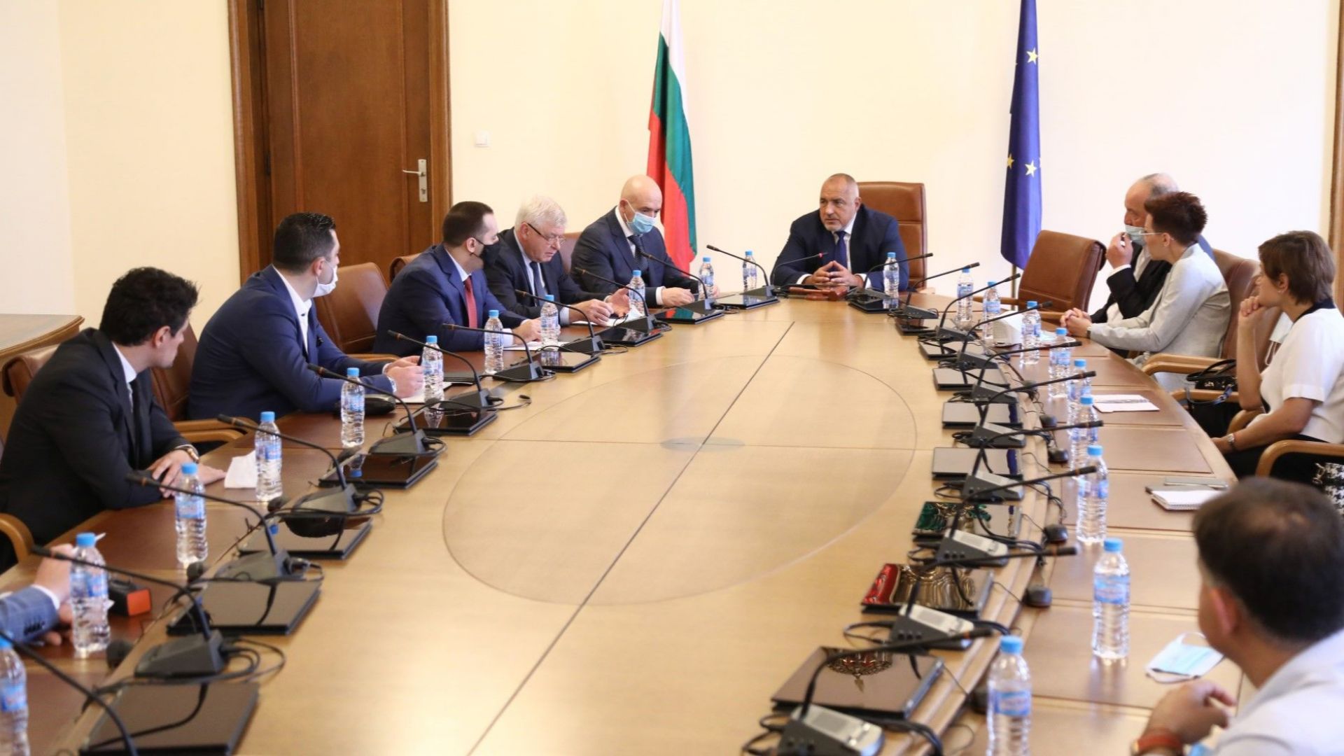 Министър председателят Бойко Борисов разговаря с представители на големи търговски обекти