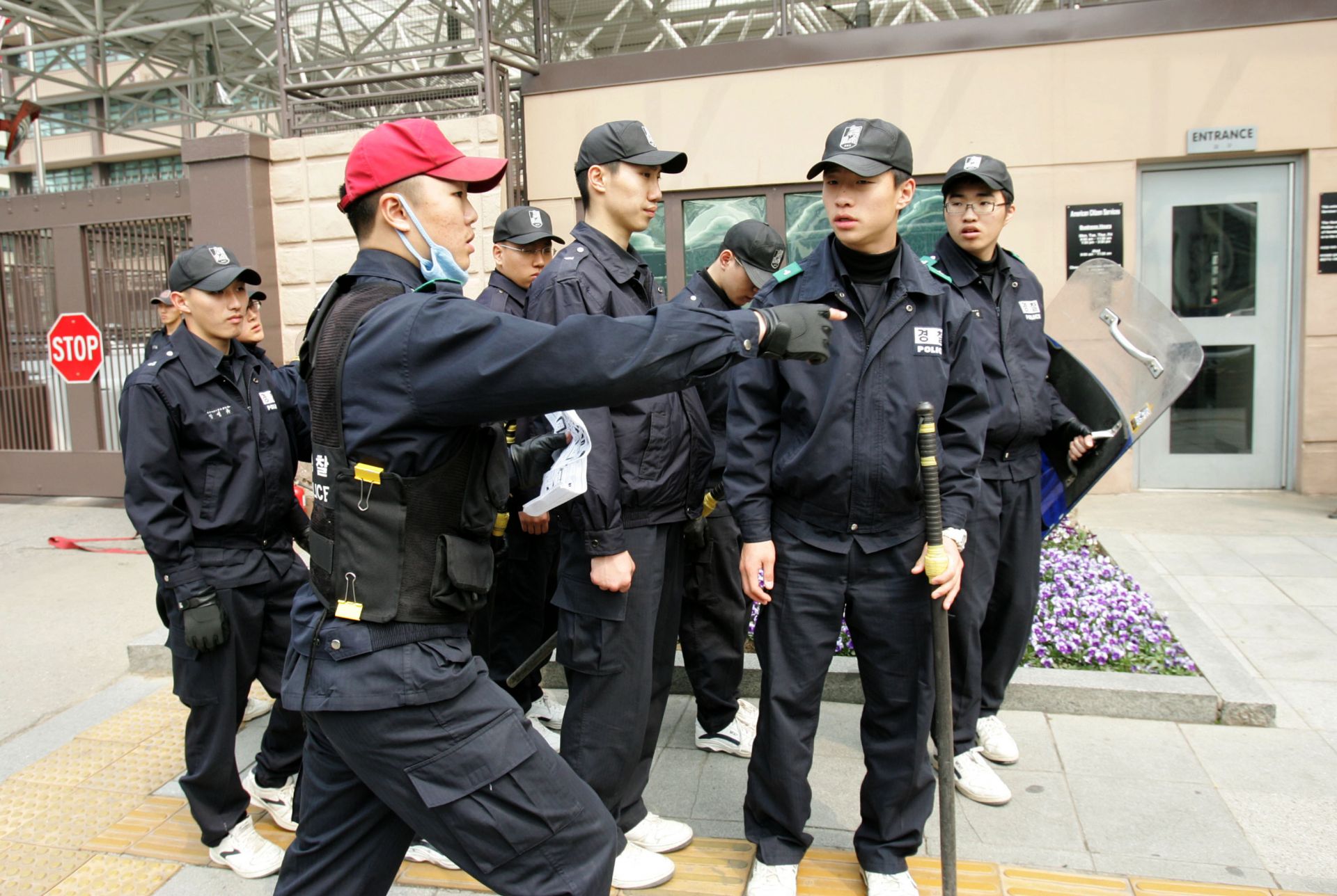Полиция е изпратена пред посолството на САЩ в Сеул от опасения за атака след масовото убийство