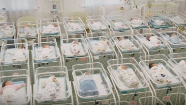 Десетки новородени от сурогатни майки са блокирани в хотел в Киев (видео)