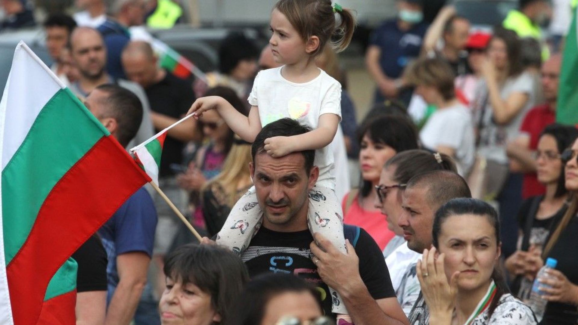 Стотици се събраха на нов протест пред сградите на парламента