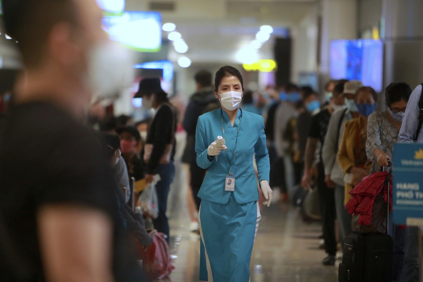 Стюардеса от Виетнамските авиолинии се готви да тестува пасажери