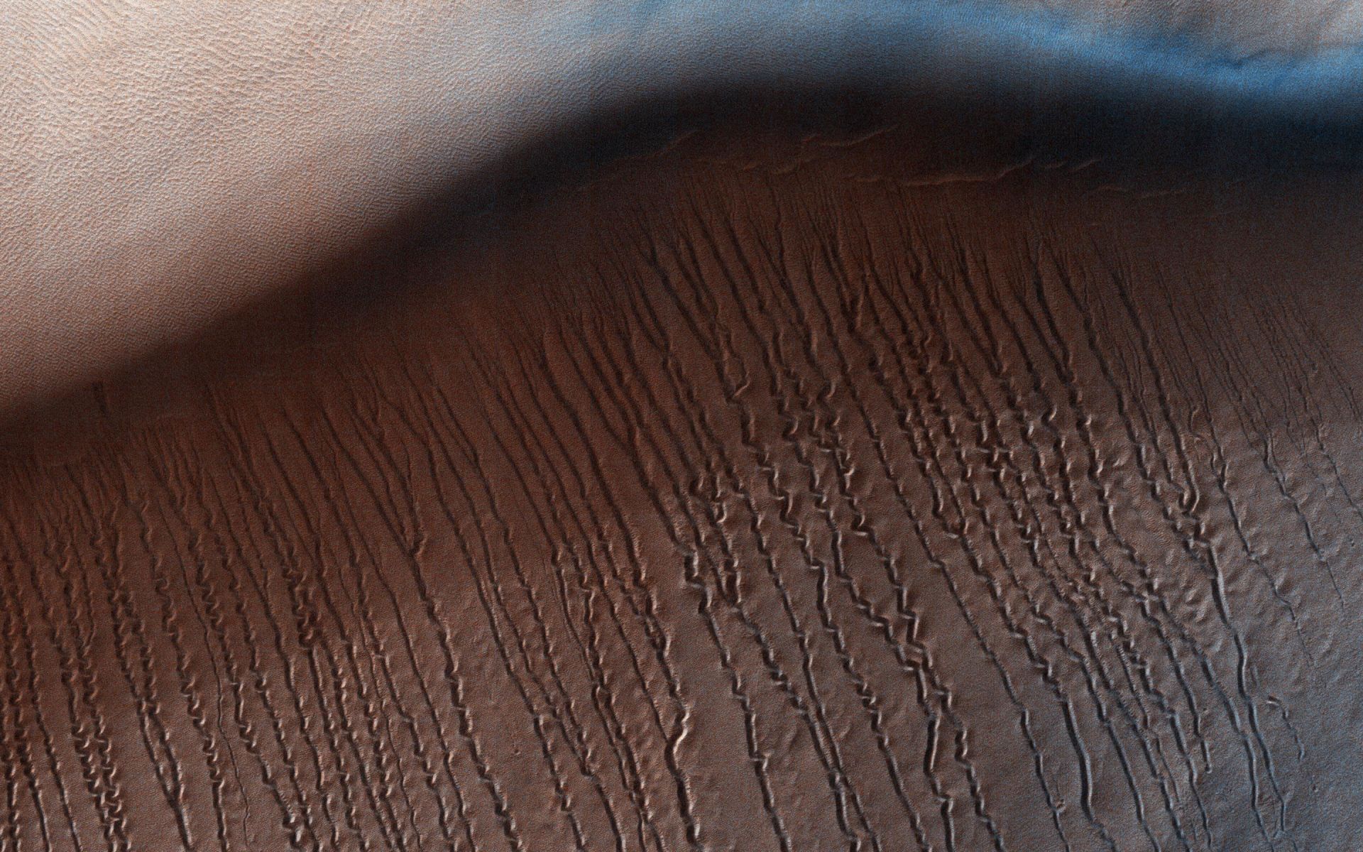Повърхността на Марс се провемя повече от очакваното