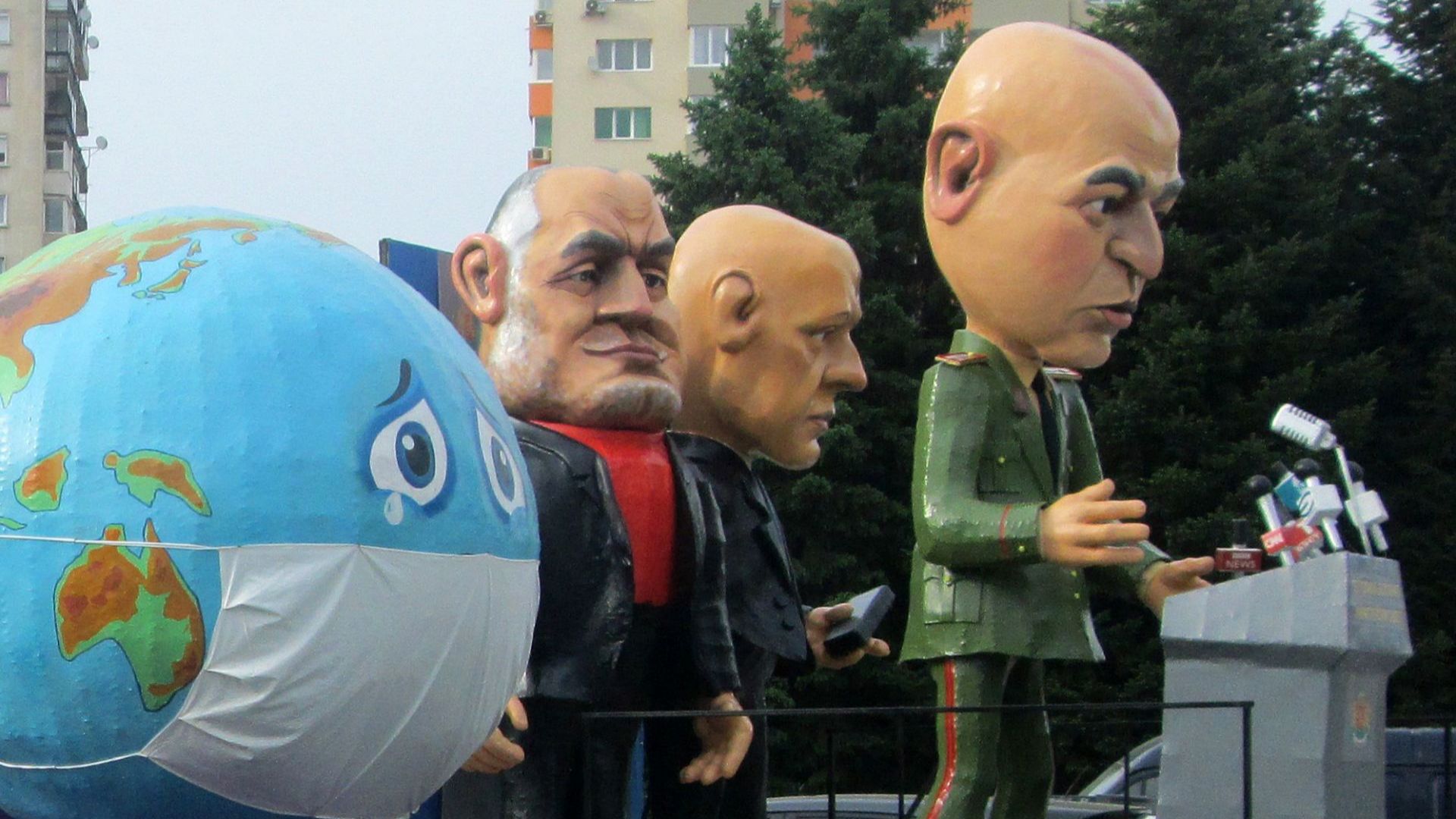 Кукла на генерал Венцислав Мутафчийски тръгна по улиците на Габрово