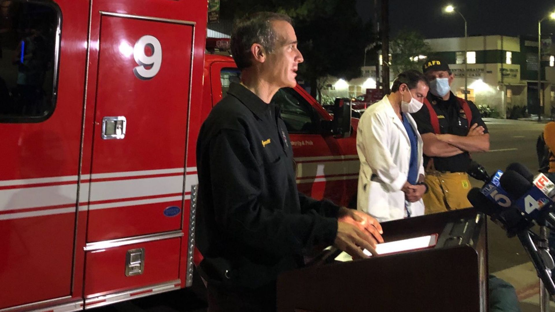 Най малко 11 огнеборци са пострадали днес при експлозия по време