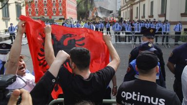За ново напрежение в гръцко албанските отношения пише гръцкият вестник Вима