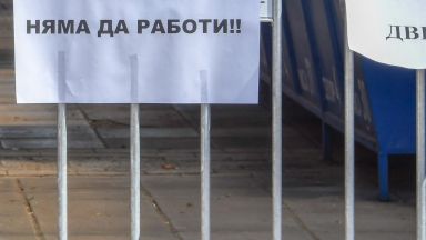 След вълната облекчения: Какво остава затворено?