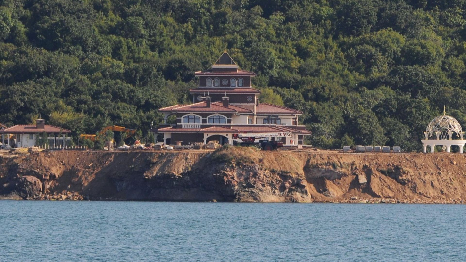 Пожар е избухнал днес малко преди обяд в лятната резиденция