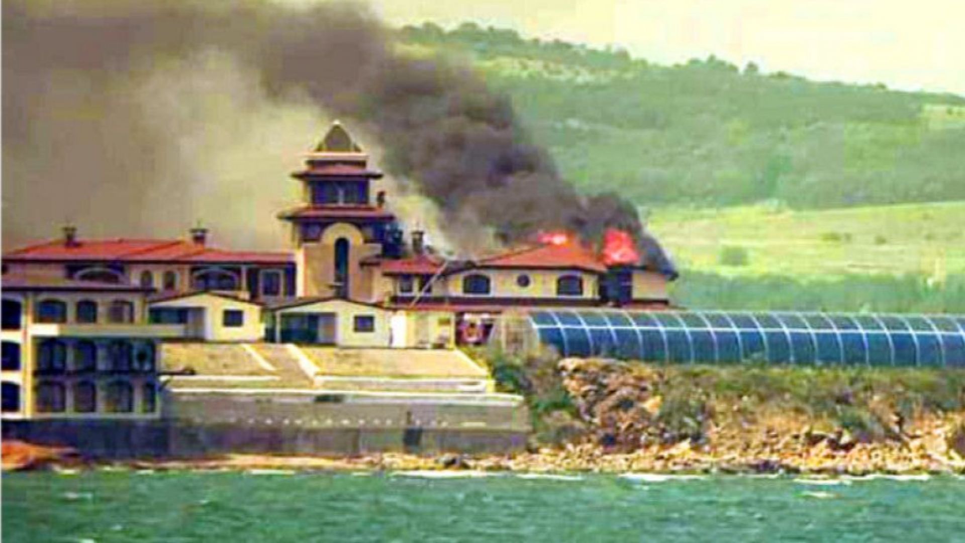 Половината от покрива на постройка е изгорял при пожара в